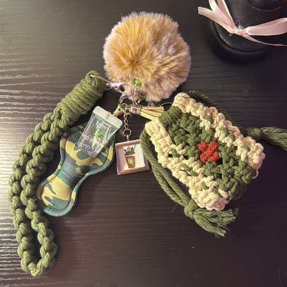 Keychain/Accessory Gift Set - Picture 3 of 6